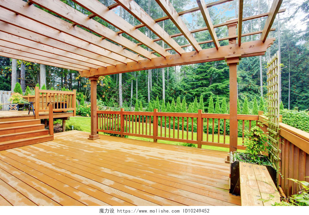 宽敞的木制甲板与长椅俯瞰自然景观户外凉亭